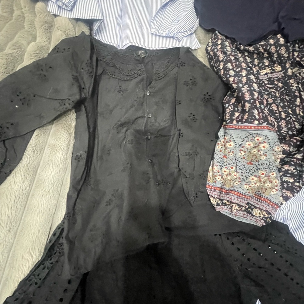 Assorted 16 Women's Blouses Collection - Picture 6 of 16